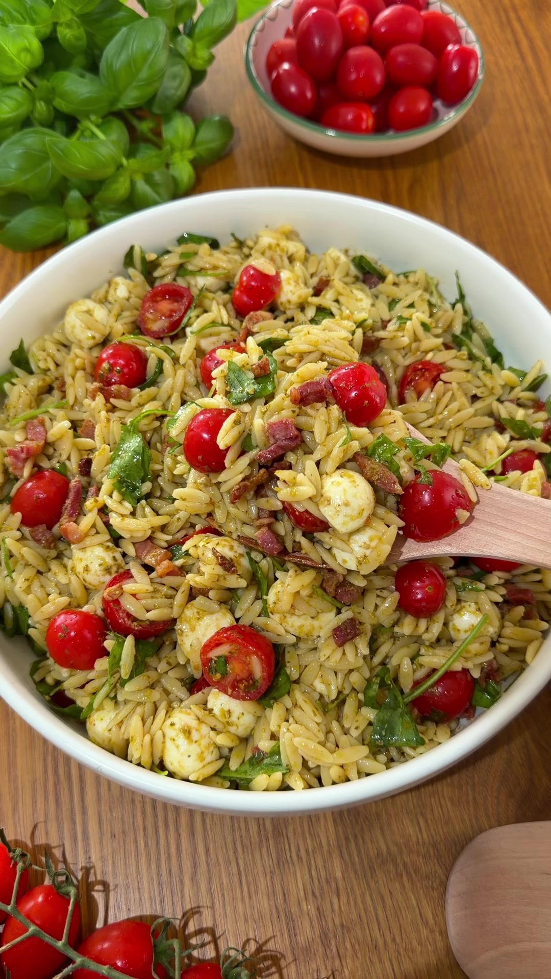 Salade d'orzo méditerranéenne au pesto